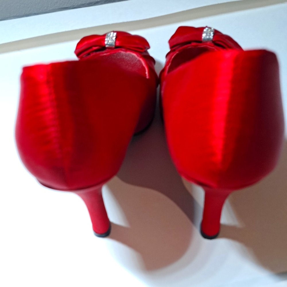 VIBRANT CHARLOTTE RUSSE RED LINED SHOES. SIZE 8 US. RED BOE WITH RHINESTONES. - Picture 7 of 10